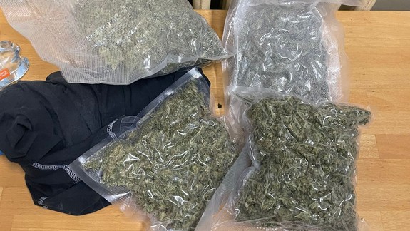 V ruksaku mu našli vyše 700 gramov marihuany, hrozí mu až 15 rokov za mrežami