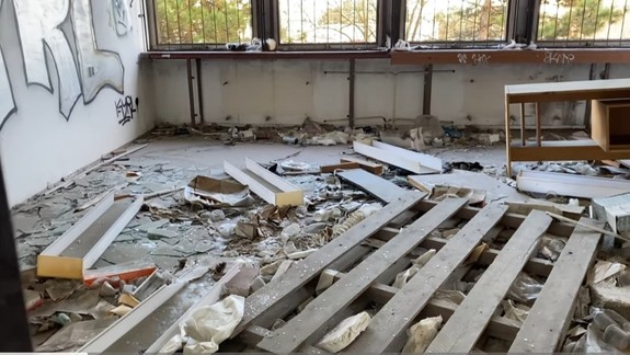 POSLEDNÉ VIDEO Spúšť! Nazrite dovnútra červenej pošty v Dúbravke pred búraním