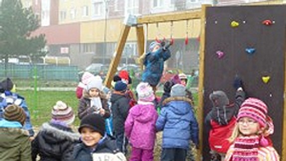 Petržalským deťom zrenovovali ihrisko na Fedinovej ulici