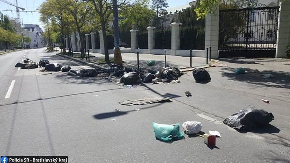 FOTO a VIDEO: Pred Úradom vlády niekto rozhádzal vrecia s odpadom - kto a čo tým chcel komu odkázať?