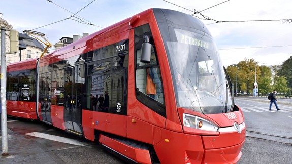 FOTO: Cesta električkou MHD na vinobranie do Rače bola pre cestujúcich doslova utrpením!