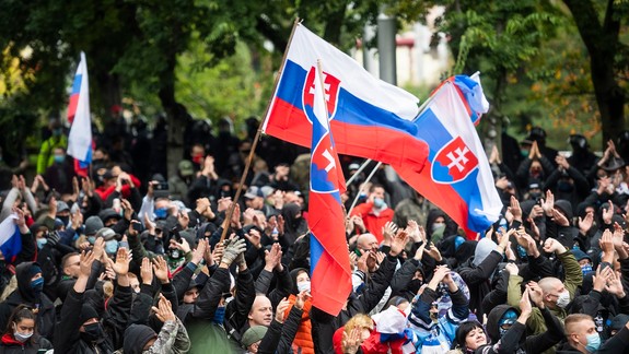 Polícia identifikovala mužov a deti zo sobotného protestu v Bratislave