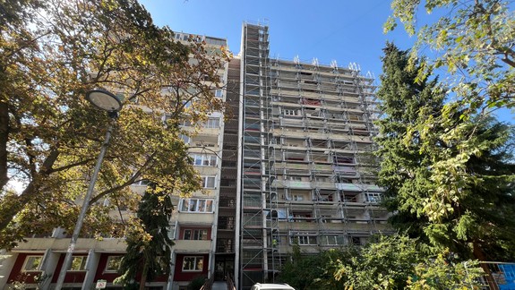 Rekonštrukcia "domu hrôzy" na Medveďovej: Mnohí ľudia sa odmietali vzdať presklených lodžií