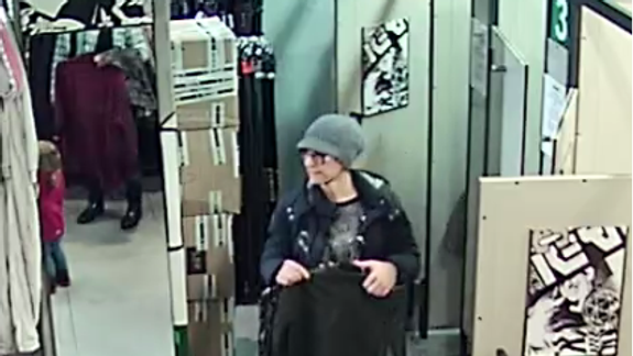 Nepoznáte náhodou týchto ľudí? Sú podozriví z krádeže