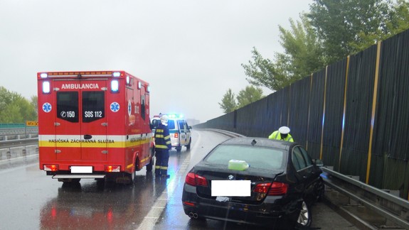 Škoda za 20-tisíc eur. Vodič BMW dostal na diaľnici šmyk