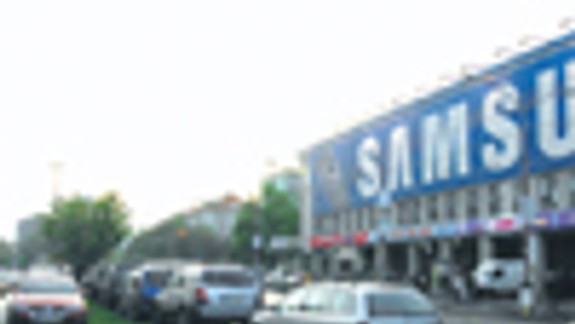 Okolie zimného štadióna pripomína parkovisko