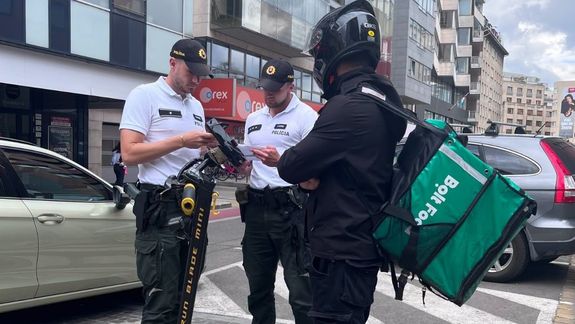 Policajti si v Bratislave posvietili na taxikárov a kuriérov jedál