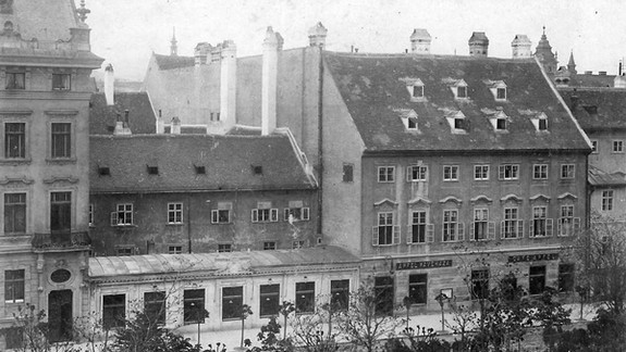 Kaviareň APFEL na Hviezdoslavovom námestí zbúrali okolo roku 1970