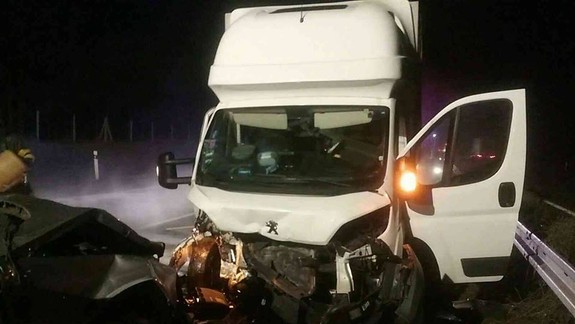 FOTO: Na diaľnici D2 sa čelne zrazili dodávka a mercedes - čo sa stalo s posádkami?