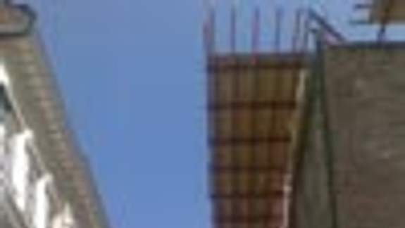 Zo stavby na Laurinskej ulici padala omietka