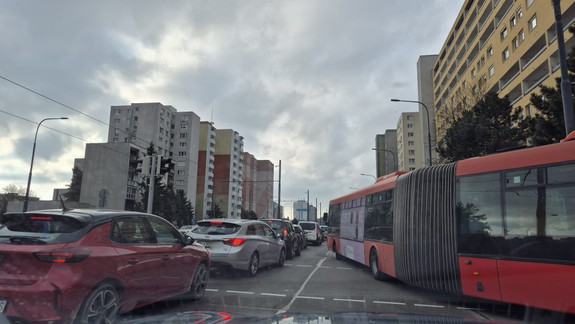 Dúbravka zažila ráno dopravné peklo, jedna z komplikácií dopravy pretrvá aj v nasledujúcich týždňoch