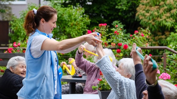 Máte záujem o prácu v zariadeniach pre seniorov? Hľadajú 40 ľudí