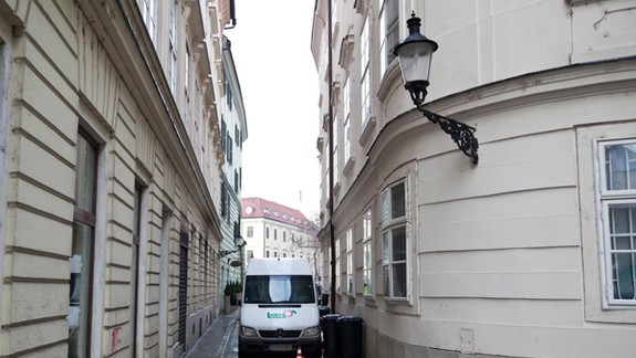 Vodič pri cúvaní v pešej zóne zabil chodca