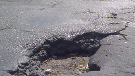 Kraj chce mestským častiam pomôcť s opravou ciest, len tým malým