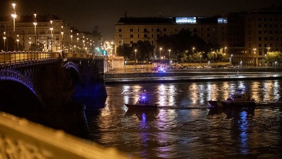 FOTO: Hladina Dunaja stúpla na 655 cm - z Budapešti hlásia 7 mŕtvych v dôsledku potopenia výletnej lode!