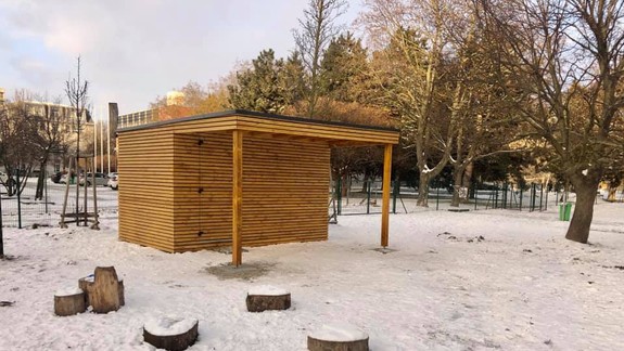 FOTO: Asi by ste neuhádli, na čo bude slúžiť tento drevený domček v Ružinove...