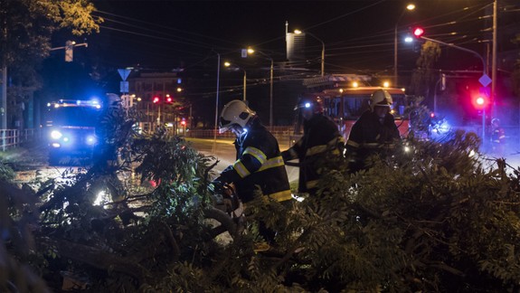 Hasiči majú pre počasie rušno, odstraňujú stromy a zachraňovali človeka v lese