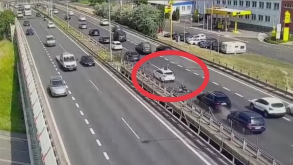 Bizarná nehoda na diaľnici: Motorkár zostal sedieť na streche osobného auta