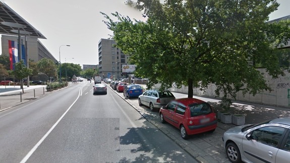 Na Mýtnej ulici sa zrazili štyri autá, doprava v meste je spomalená