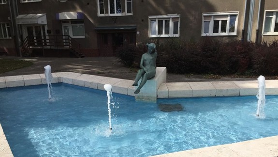 FOTO: Sochu ženy pri fontáne Zuzka obliekli do šiat v hodnote viac než 500 eur. Čo myslíte ako dlho na nej vydržia?