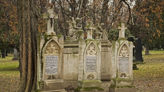 Pozor, na cintorínoch platí zákaz zapaľovať sviečky