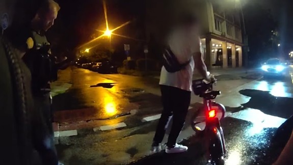 VIDEO Nepochopiteľné konanie cyklistu na Páričkovej: Keď zbadal policajtov, začal im vulgárne nadávať
