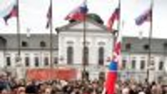 Pred Prezidentský palác prišla asi tisícka ľudí