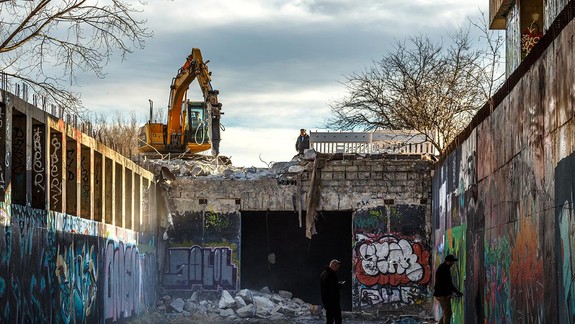 V Petržalke pre výstavbu električkovej trate zbúrajú staré depo