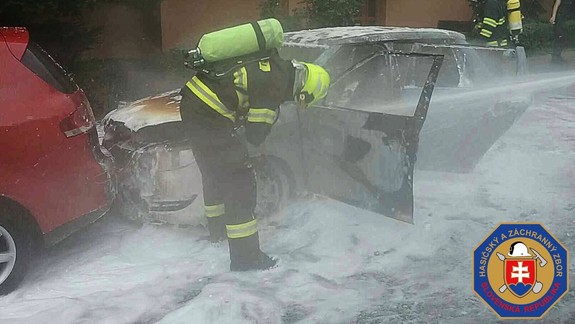 Hasiči zasahovali pri požiari dvoch áut v Lamači