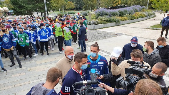 FOTO a VIDEO: Pred Úrad vlády SR prišli protestovať nespokojní hokejisti - hrozí im, že nebudú mať z čoho žiť...