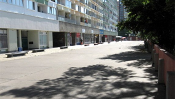 Samospráva opravuje terasu na Mlynarovičovej ulici