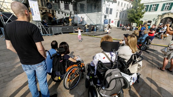 V uliciach stretnete dobrovoľníkov: Zbierka Belasý motýľ upozorňuje na potreby ľudí s ochorením svalov