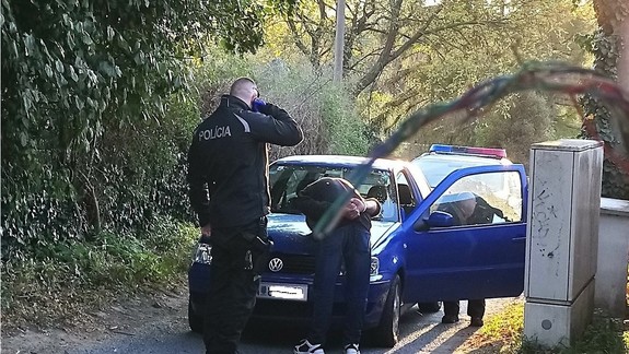 Policajný zásah v Devíne: Muž skončil s putami na rukách