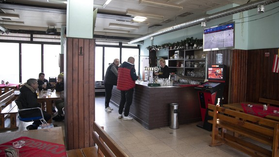 Krčma, v ktorej sa zastavil čas: Podnik Meteor v Petržalke po 46 rokoch skončil, mnohí ľudia v ňom prežili svoje životy