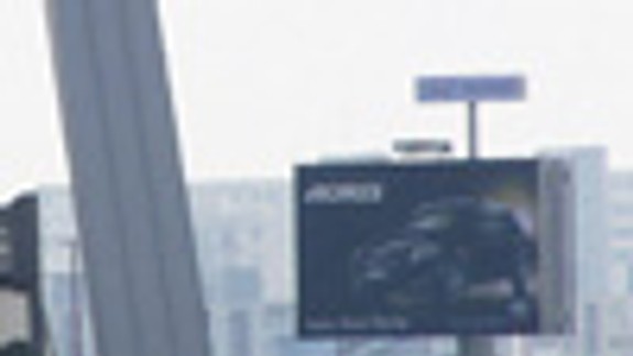 Reklamné nosiče postavené načierno, stále stoja