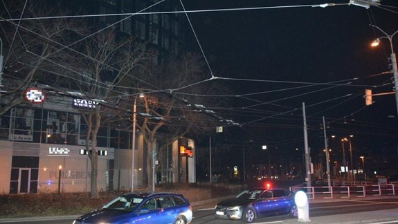 VIDEO z neuveriteľnej naháňačky: Policajti strieľali, vodič im unikal od Trnavy až na Miletičku