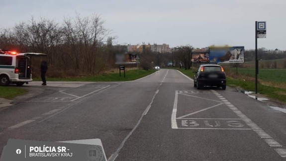 V Devínskej Novej Vsi zrazilo auto chodkyňu, previezli ju do nemocnice