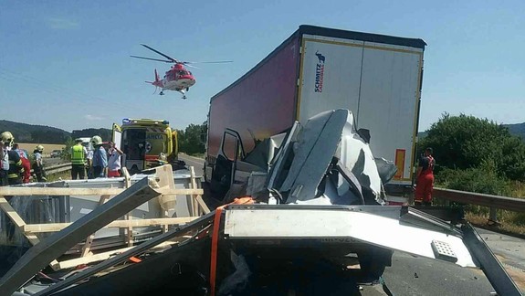 FOTO Vážna nehoda na diaľnici: Zrazili sa dva kamióny a dodávka