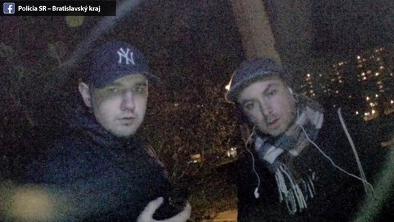 Táto dvojica je podozrivá z poškodzovania bankomatov na viacerých miestach Bratislavy - nevideli ste ich niekde?