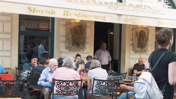 VIDEO: Ako chutil falošným Američanom obed v najhoršie hodnotenej bratislavskej reštaurácii?