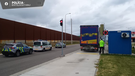 Policajti zadržali počas kontroly 16 osvedčení o evidencii nákladného vozidla