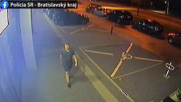 Polícia pátra po vandalovi, ktorý poškodil tri autá a lámal im zadné stierače