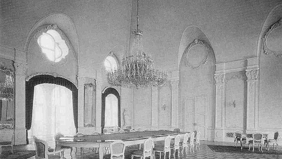 V letnom arcibiskupskom paláci zrkadlová sála nebola a nie je