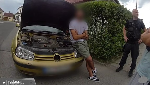 VIDEO: Vodičovi sa počas jazdy otvorila kapota, policajti mu chceli pomôcť, no prípad sa začal vyvíjať úplne inak