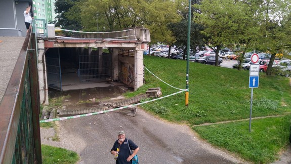 Na Znievskej sa zrútila časť betónového zábradlia terasy