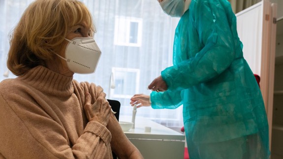 Ministerstvo zdravotníctva upozorňuje, že prednosť pri očkovaní stále majú starší obyvatelia