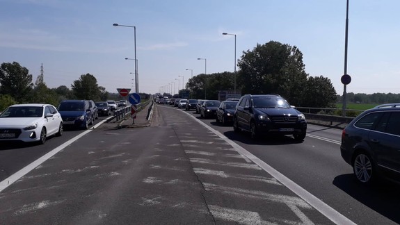 FOTO: Včera prázdne regály a dnes kolóny do Rakúska - ako pri každom štátnom sviatku!