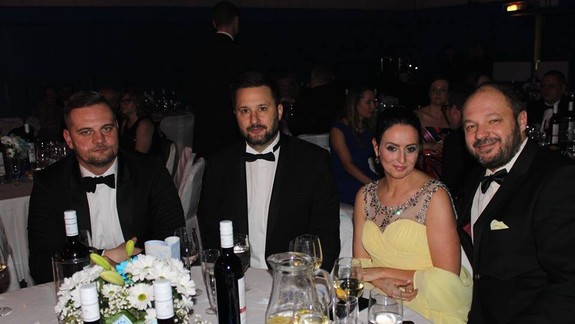 FOTO a VIDEO: Primátor Matúš Vallo navštívil za jeden večer štyri plesy, ale manželku nechal doma...