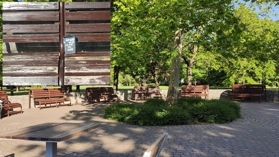 FOTO: V parku Ostredky niekto zrealizoval celkom dobrý nápad - snáď ho ocenia aj tí, pre ktorých je určený...