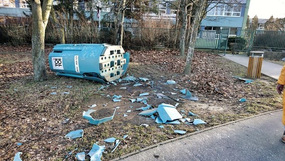 FOTO: Mobilná toaleta v parku na Pekníkovej vyzerá, akoby ju niekto "vyhodil do vzduchu"...